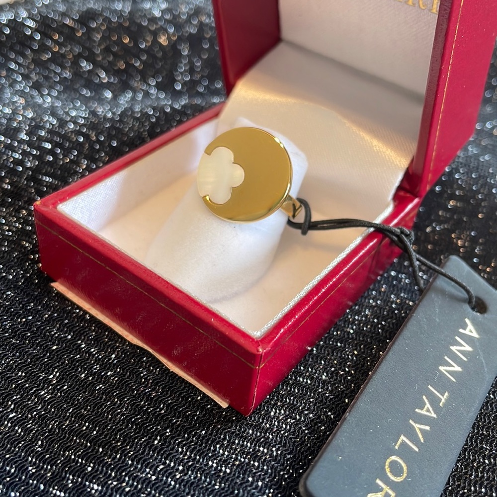 Ann Taylor Women’s gold plated pearl clover ring size 6